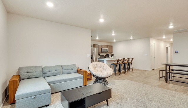 Walk to The Plains Golf Course: Getaway in Cheney!