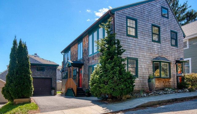 Water View 3BR Cottage in Stonington Borough + Walk to Village