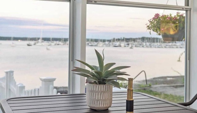 Waterfront 2-bedroom apartment in Beach Cottage with WiFi, AC Central RI Locale