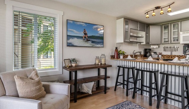 Waterfront condo w boatslip, Walk to Local dining and entertainment