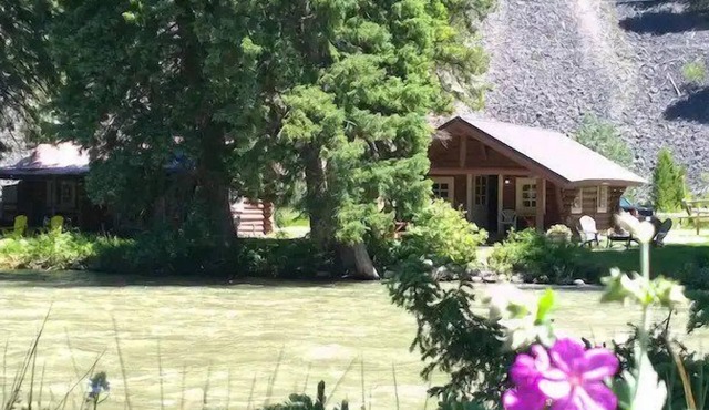 Waterfront Gallatin River access w/fire pit - Historic Fly Fishing Cabin