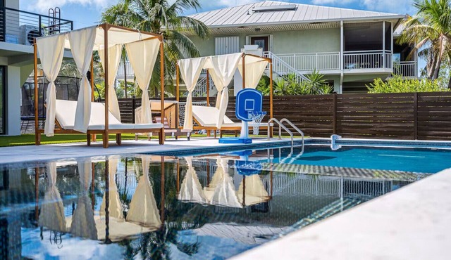 Waterfront Luxe Pool, Hot Tub, Theater, Games and More!