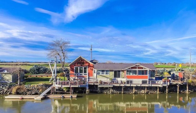 Waterfront retreat, year round fishing, boating, wine tasting. 1 hr from SF!