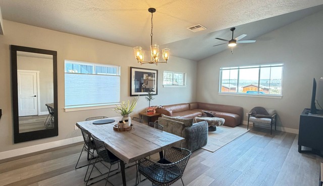Welcome to Riverbend at Sawmill, a comfortable and well-located stay in Missoula’s vibrant Sawmill District. Just steps from the Clark Fork River, Ogren Park, and the river trail, this thoughtfully appointed space offers easy access to downtown.