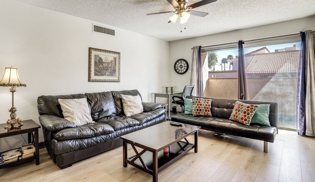 WFH-Friendly Las Vegas Condo: 2 Mi to Strip!