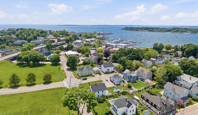 Whalers Rest, Historic Flat Near Harbor, Beach and Mystic