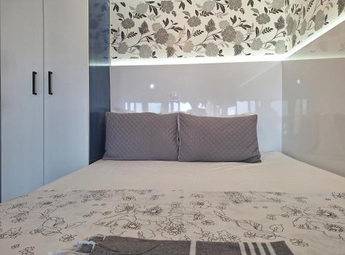 White studio kalathos
