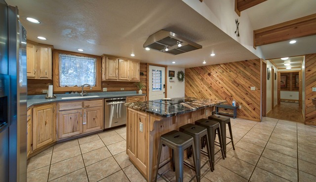 Wild West Hideout - A Fantastic Log Home Near Yellowstone!