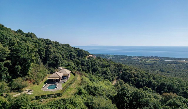 Wooden detached house with stunning views of the sea: ideal resort