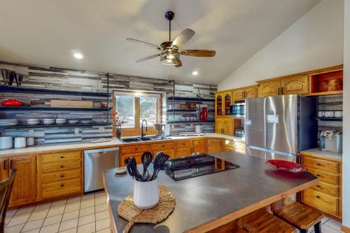 Work & Play! Spacious Lake-View Home in Greeley