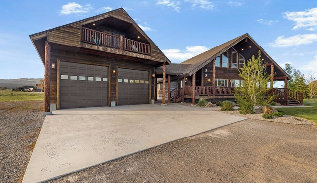 Yellowstone 6 Bed 6 Baths+ 2 Bedroom Apartment Optional, HOT TUB, Sleeps 25