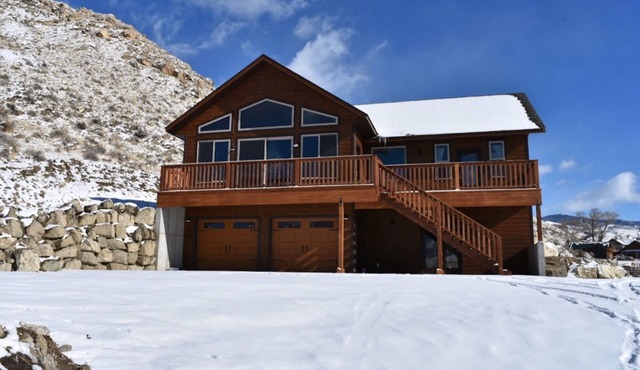 Yellowstone Northern Views - Gorgeous Home. One mile to Yellowstone!