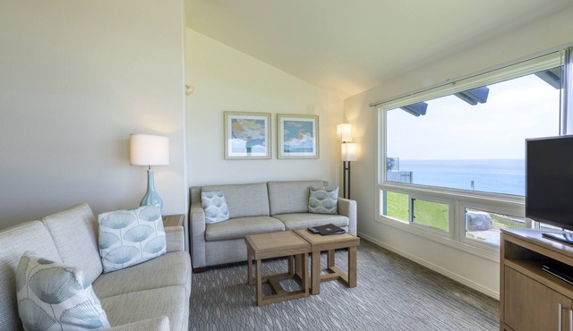 Your Beach Getaway! Swimming Pool, Free Parking, Full Kitchen!
