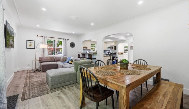 Your Family WANTS to stay here! Walk to Hyde Park, Camel's Back Park & Hike Boise Foothills!
