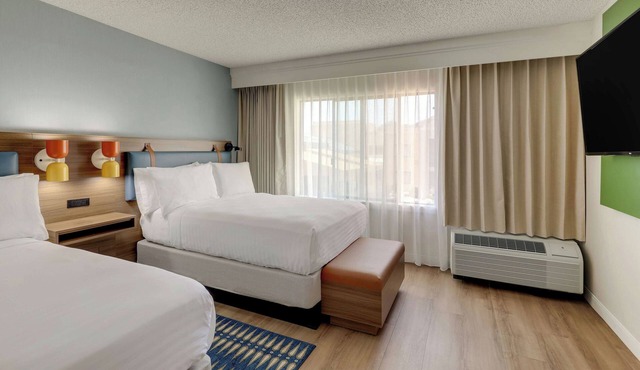 Your Home Away From Home! Short Drive to OdySea Aquarium, Pets are Allowed