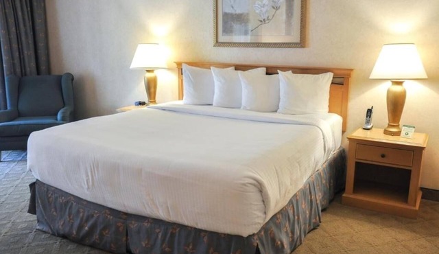 Your Perfect Stay Near Forestiere Gardens & Fresno Airport