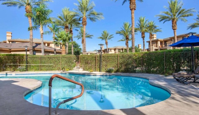 Your Relaxing Getaway Awaits! Onsite Pool, Kitchen, Free Parking!
