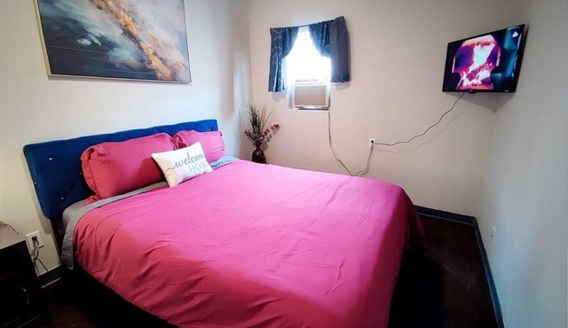 Zen Haven 5- Close to Downtown Indy- Queen Bed