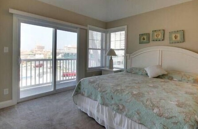 16th St - 3br/3ba occ 8, 2 blocks to beach and boards.
