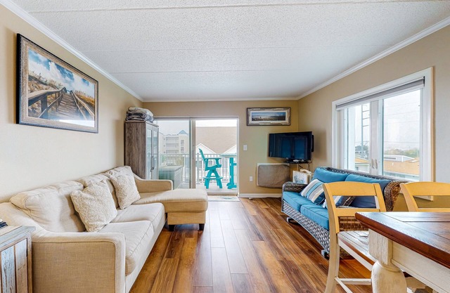 Amazing Suite in Oceanside Building w/Shared Pool, Private Washer/Dryer, WiFi