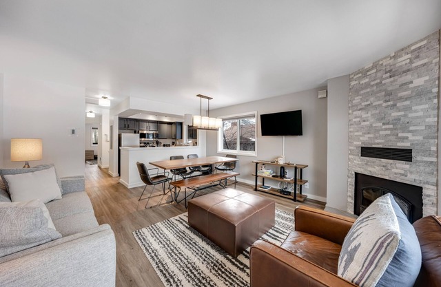 Comfortable condo with fireplace & washer/dryer - close to slopes