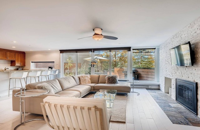 Designer 2BR Huge Private Deck Epic Vail & Beaver Creek Views