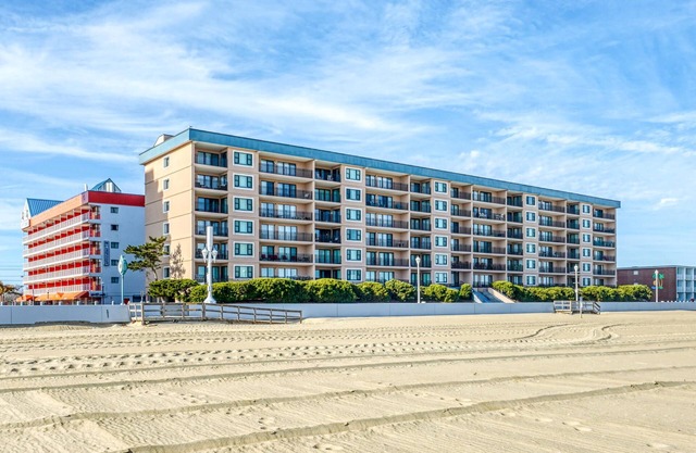 Ocean Hideaway 211-Oceanfront 18th St, Free WiFi, Elev, W/D, AC