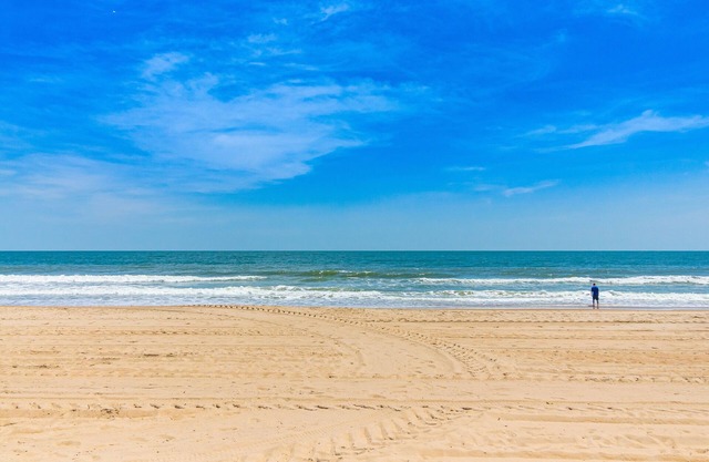 Remodeled Canvasback Condo 1/2 Block from the Beach w/ Free WiFi, Laundry & AC!