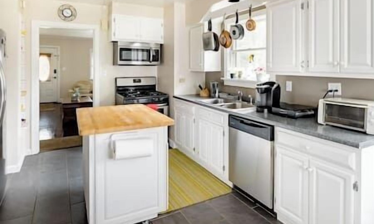 Milford Apartment | Finished Attic Space-Minutes to Hiking in Milford!
