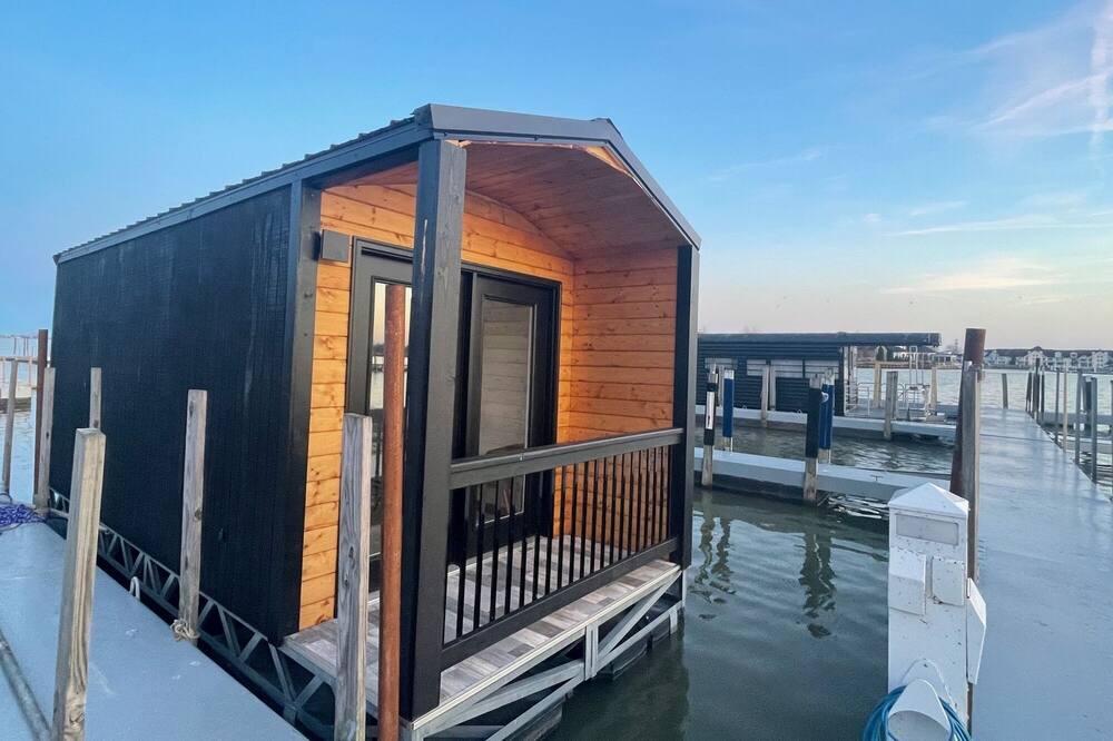 Sandusky Boat Rental | Lux Houseboat #3 at SoLSTAY