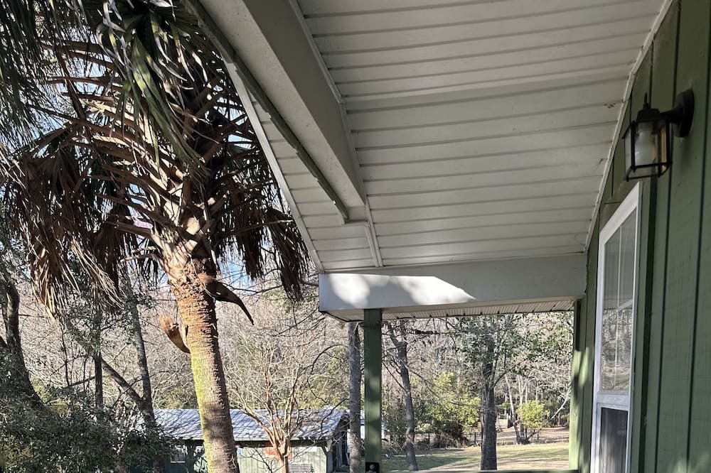 Summerville Cottage | Cozy 2-bedroom cottage in charming Summerville with WiFi, AC