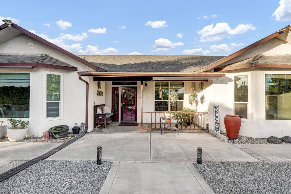 Hanford House | Beautiful Garden Home in Hanford