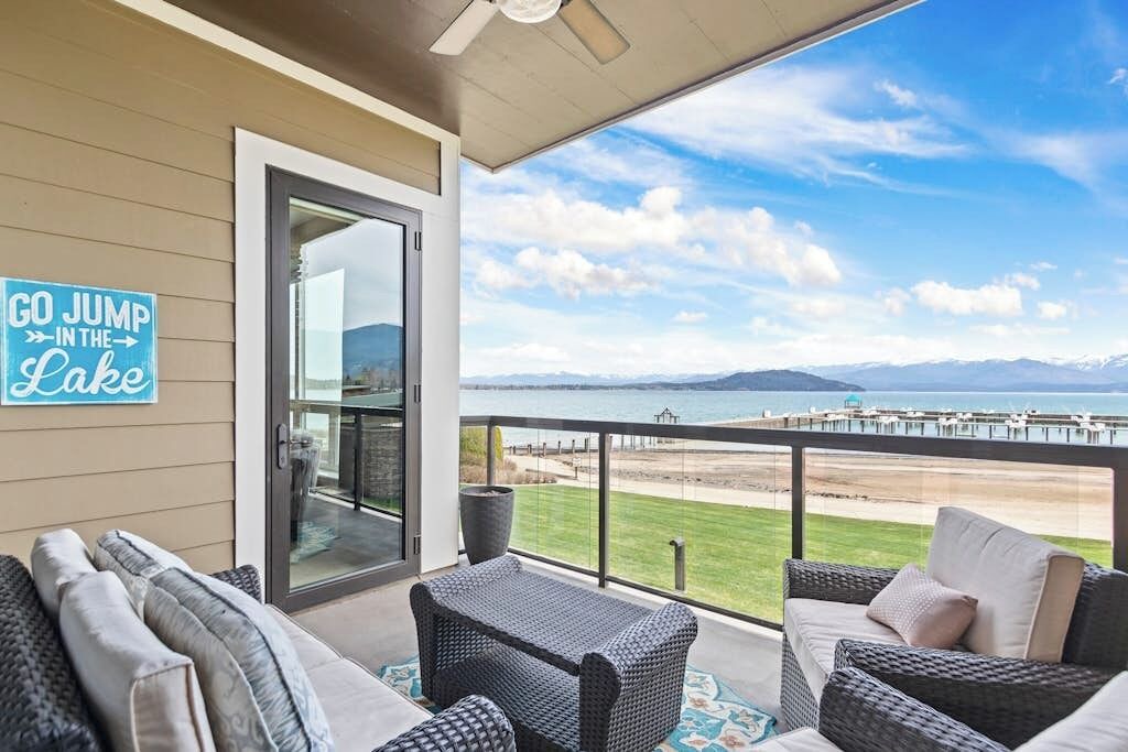 Sandpoint Condo | Lake view condo with WiFi, balcony, fireplace, & shared pool/hot tub/grills