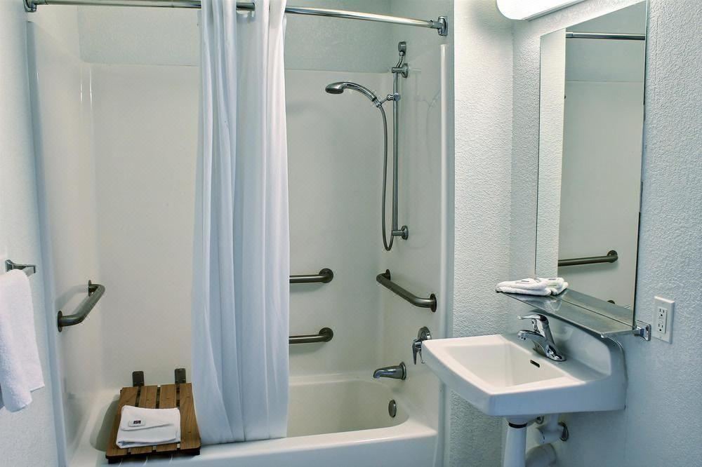 Photo of Bathroom in Raisin