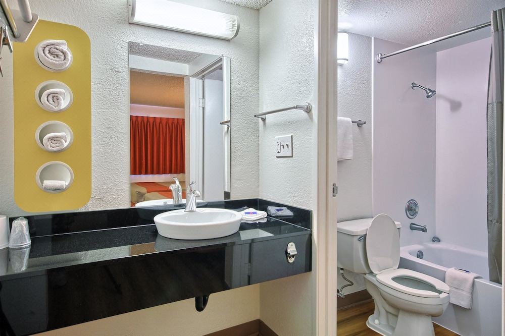 Photo of Bathroom in Raisin