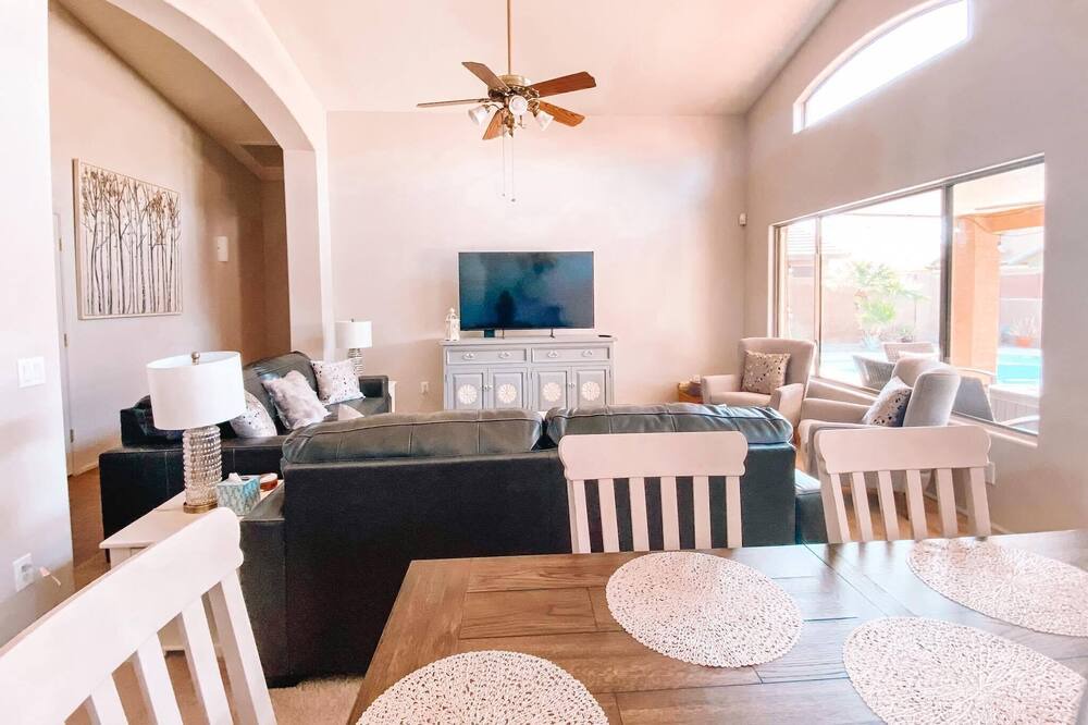 Photo of Livingroom in Canyon Trails