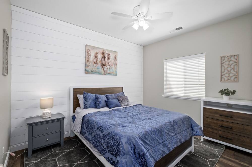 Photo of Bedroom in Raisin