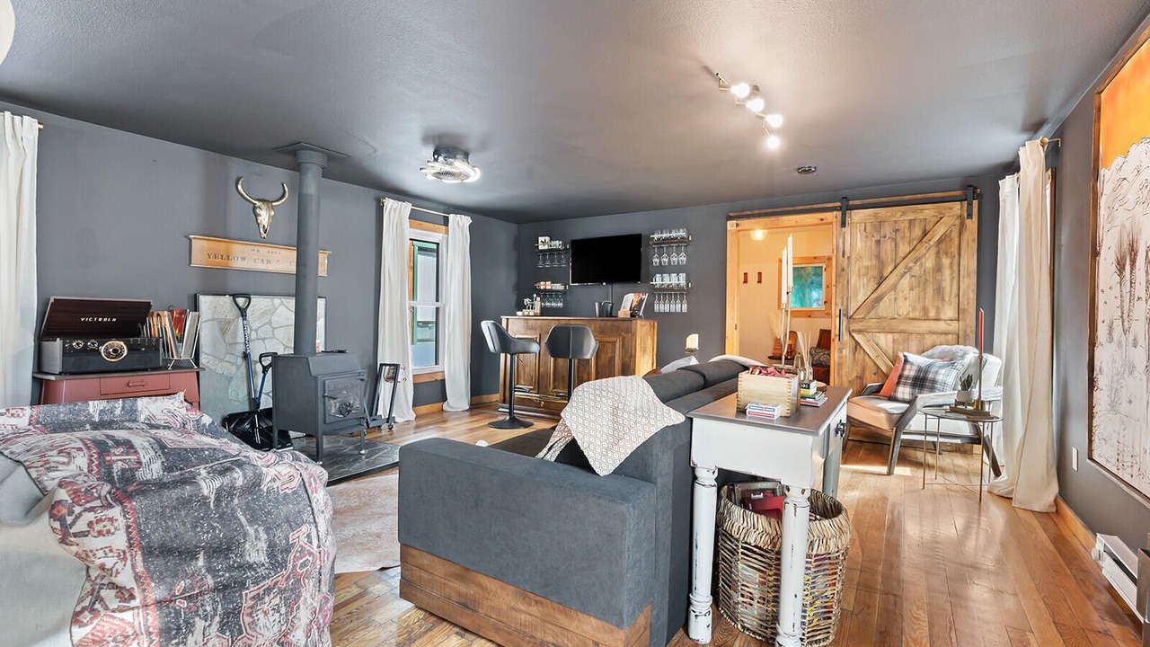 Photo of Livingroom in Idaho City
