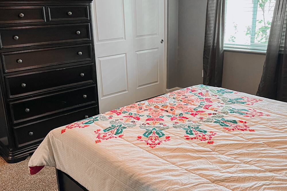Photo of Bedroom in Scottsdale Estates Six