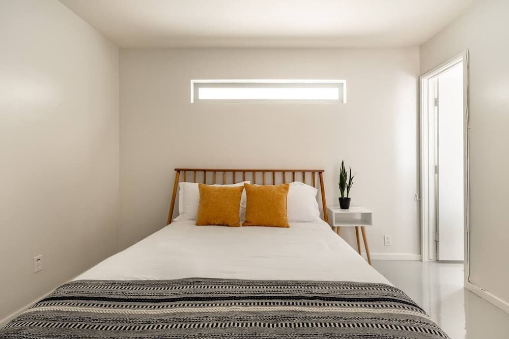 Photo of Bedroom in Scottsdale Estates Six
