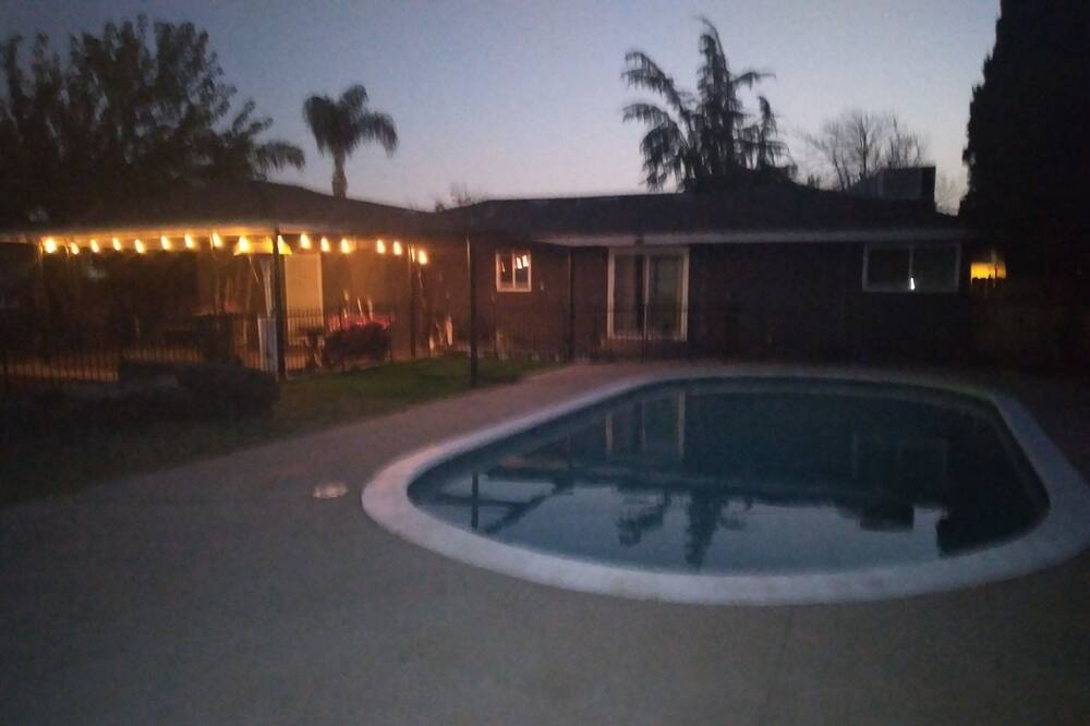Photo of Outdoor in Raisin