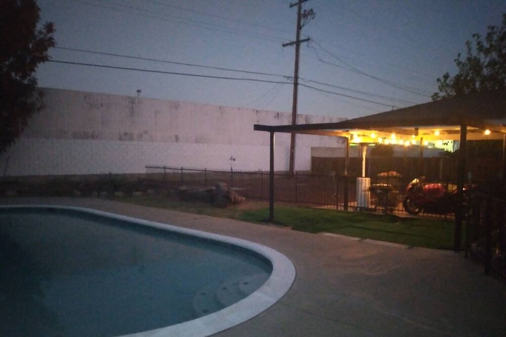 Photo of Outdoor in Raisin