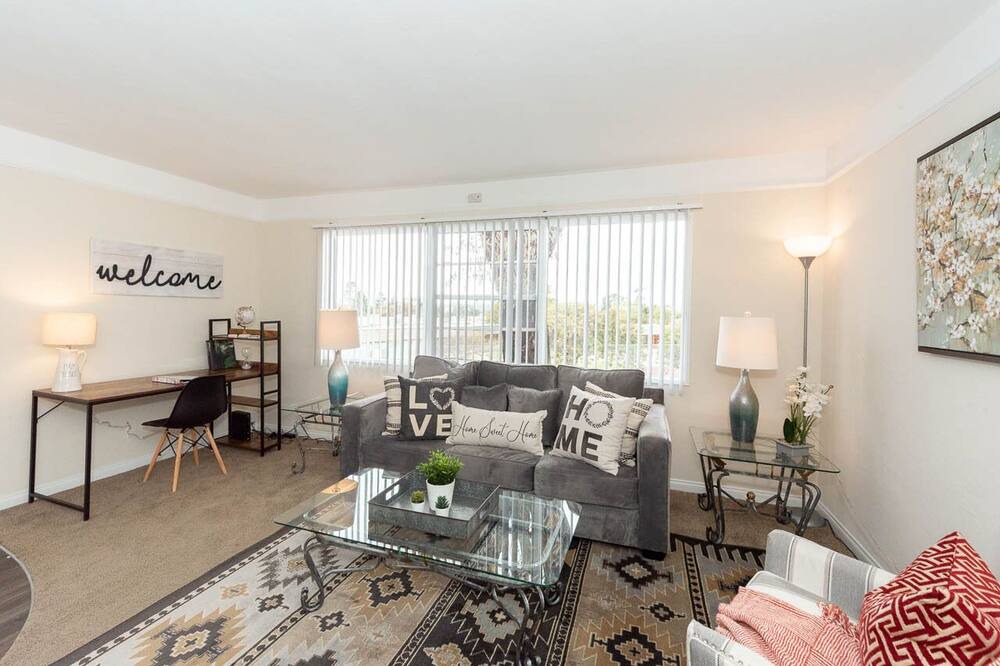 Photo of Livingroom in Bay Park