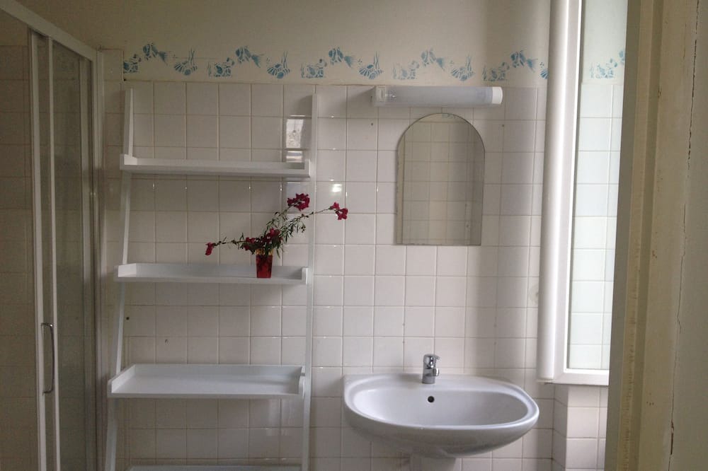 Photo of Bathroom in Guiselle