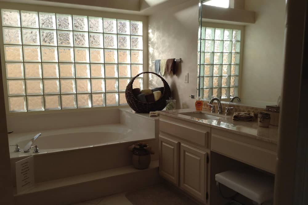 Photo of Bathroom in Saddlebrooke