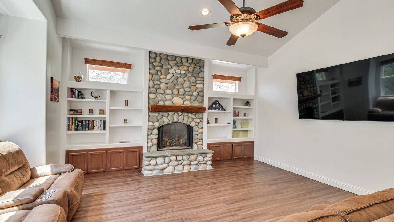 Photo of Livingroom in Yosemite Lakes
