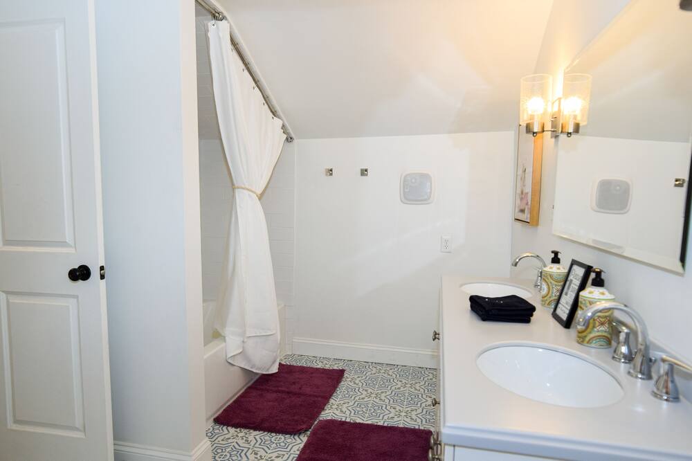 Photo of Bathroom in New Haven  Hamilton County