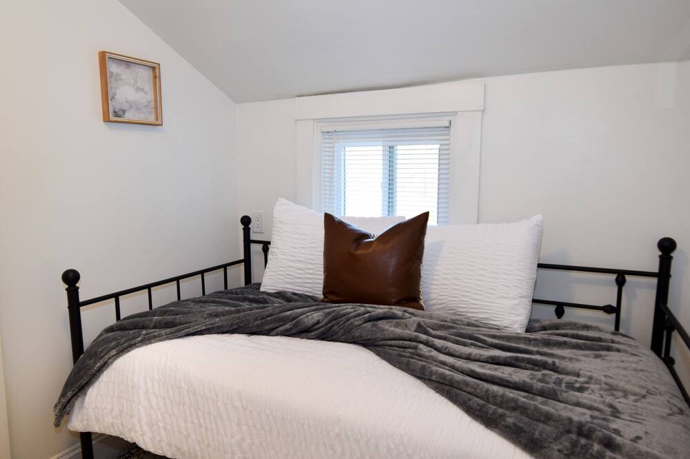 Photo of Bedroom in New Haven  Hamilton County