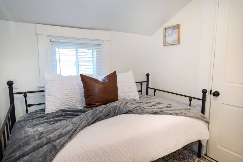 Photo of Bedroom in New Haven  Hamilton County
