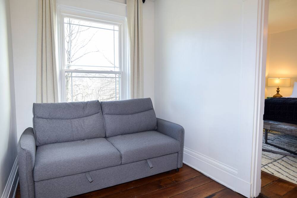 Photo of Livingroom in New Haven  Hamilton County